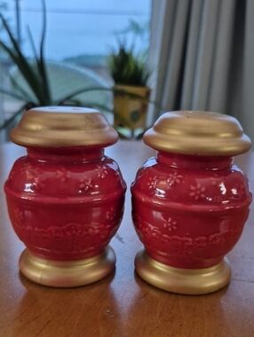 Pioneer Woman Red Ceramic Salt and Pepper Shakers with Gold Accents - Set of 2
